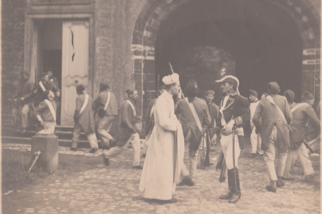 De paters vertolken historische figuren, maar spelen ook zichzelf.
