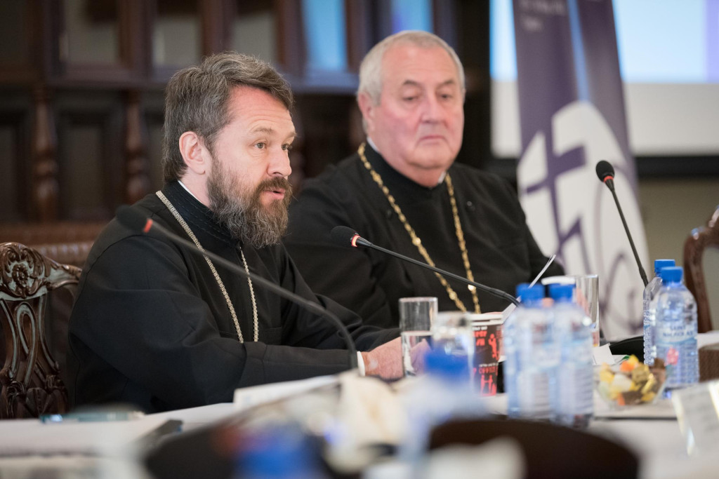 Metropoliet Hilarion van Volokomamsk spreekt de interorthodoxe bijeenkomst in Agia Napa toe; naast hem dienstdoend secretaris-generaal Ioan Sauca van de WCC