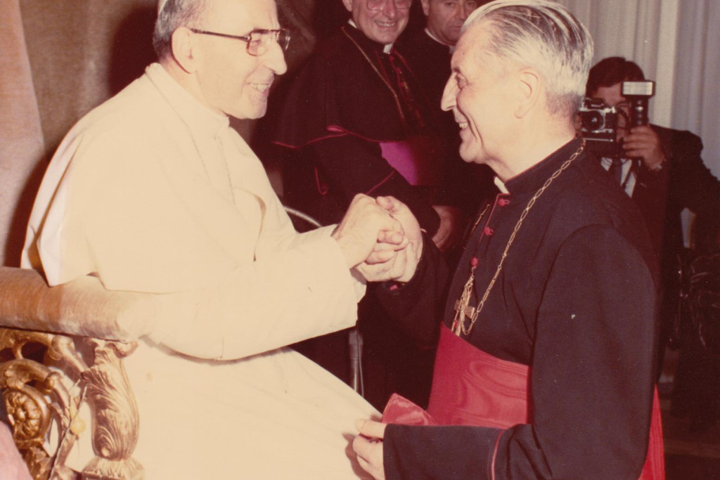 Kardinaal Leo Jozef Suenens noemde Johannes Paulus I in zijn memoires “een paus met verrassingen, met een ongewone stijl” en “duidelijk van de school van Johannes XXIII”. 