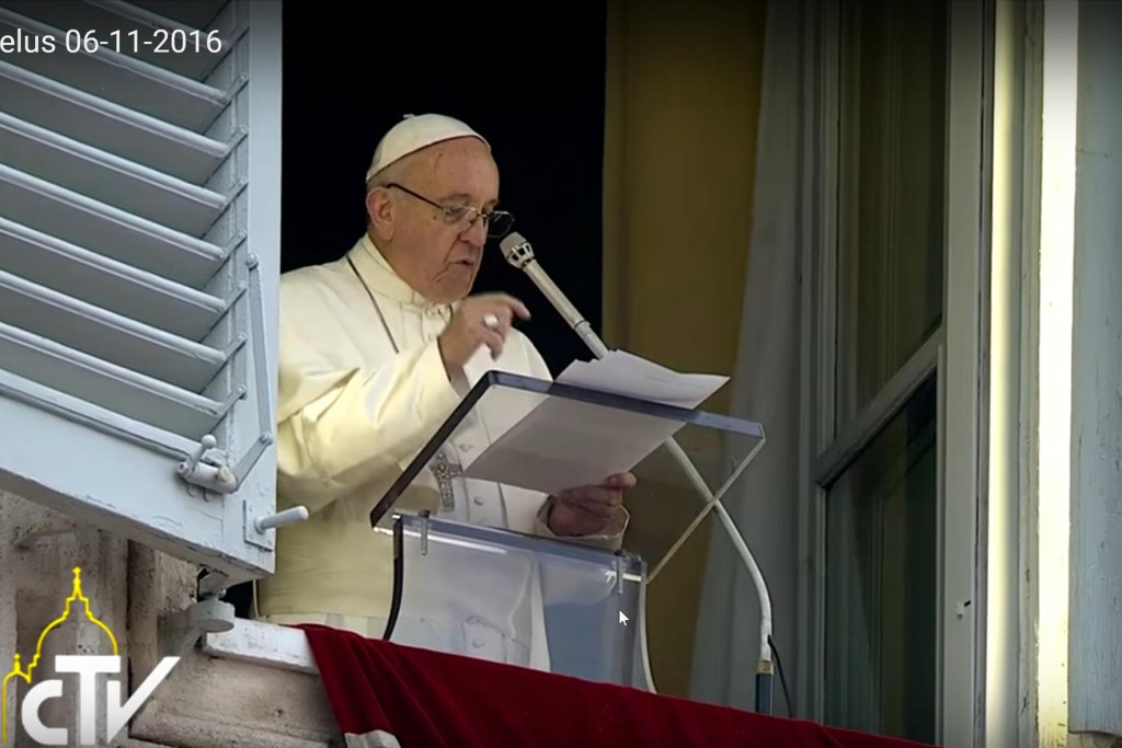 Paus Franciscus tijdens het Angelus op zondag 6 november