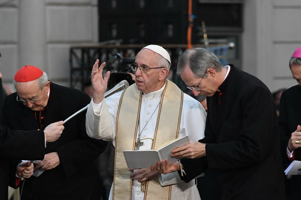 Paus Franciscus tijdens de viering op de Piazza d'Espagna ter gelegenheid van het feest van Maria Onbevlekte Ontvangenis