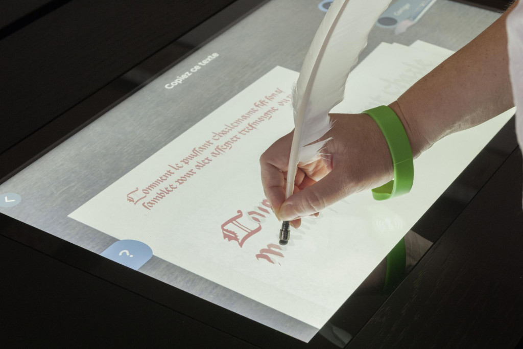 Interactieve schermen in het museum van de Koninklijke Bibliotheek (KBR) in Brussel