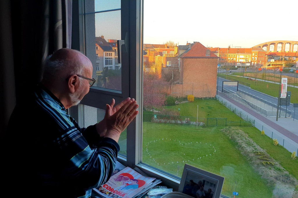 Gisteren, Palmzondag, staken jongeren de bewoners van Woonzorgcentrum Hof van Egmont in Mechelen met kaarsjes een hart onder de riem