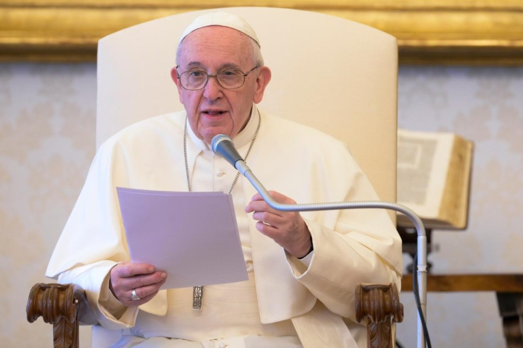Paus Franciscus tijdens de algemene audiëntie van woensdag 6 mei 2020 in de bibliotheek van het pauselijke paleis