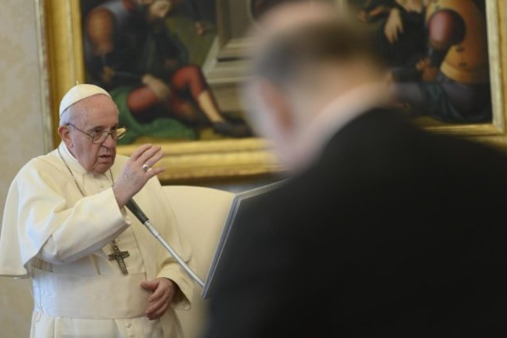 Paus Franciscus tijdens de algemene audiëntie van woensdag 13 mei 2020 in de bibliotheek van het pauselijke paleis