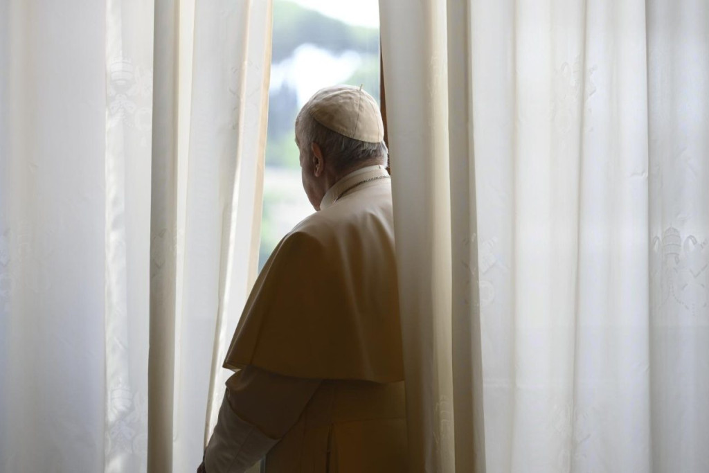 Paus Franciscus tijdens de algemene audiëntie van woensdag 20 mei 2020 in de bibliotheek van het pauselijke paleis