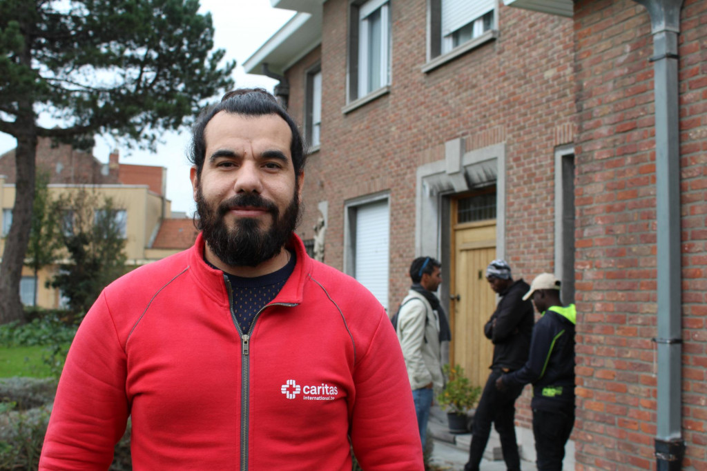 Hamid Al Sino is Koerd en komt uit Syrië. Tot voor kort zelf nog vluchteling, werkt hij nu voor Caritas Vlaanderen bij transitmigranten in Zeebrugge. Hamid Al Sino is Koerd en komt uit Syrië. Tot voor kort zelf nog vluchteling, werkt hij nu voor Caritas Vlaanderen bij transitmigranten in Zeebrugge.