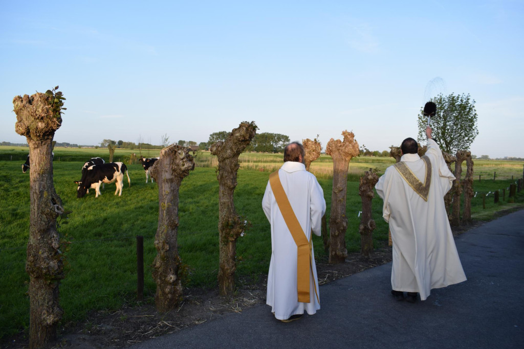 Priester Luc Vantyghem zegent de velden