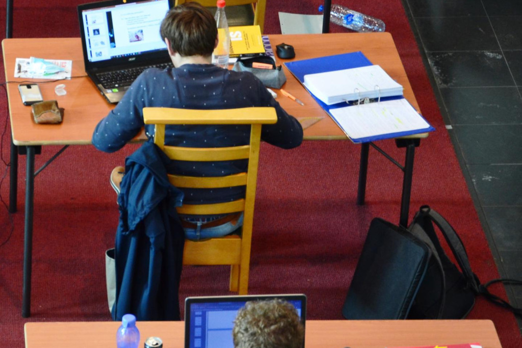 Studenten blokken in de Sint-Theresiakerk in Wevelgem