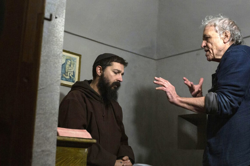Shia LaBeouf als pater Pio, samen met regisseur Abel Ferrara.