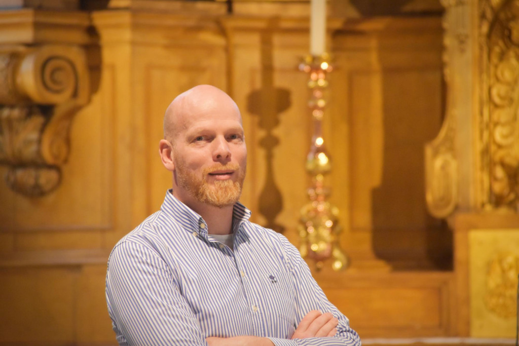 Diaken Hans voelt zich thuis in de Sint-Antoniuskerk in Brasschaat. 