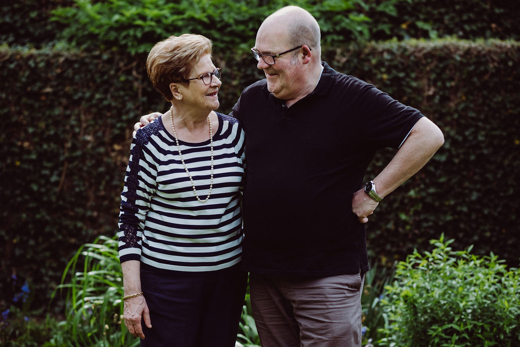 Priester Johan Loones en zijn moeder Lena Van Biervliet Priester Johan Loones en zijn moeder Lena Van Biervliet