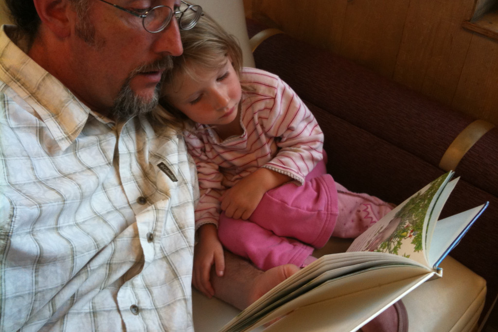 ‘Het zijn de gezelligste momenten van de dag: samen dicht tegen elkaar aan gekropen, in de zetel of in bed, met een mooi verhaal erbij.’