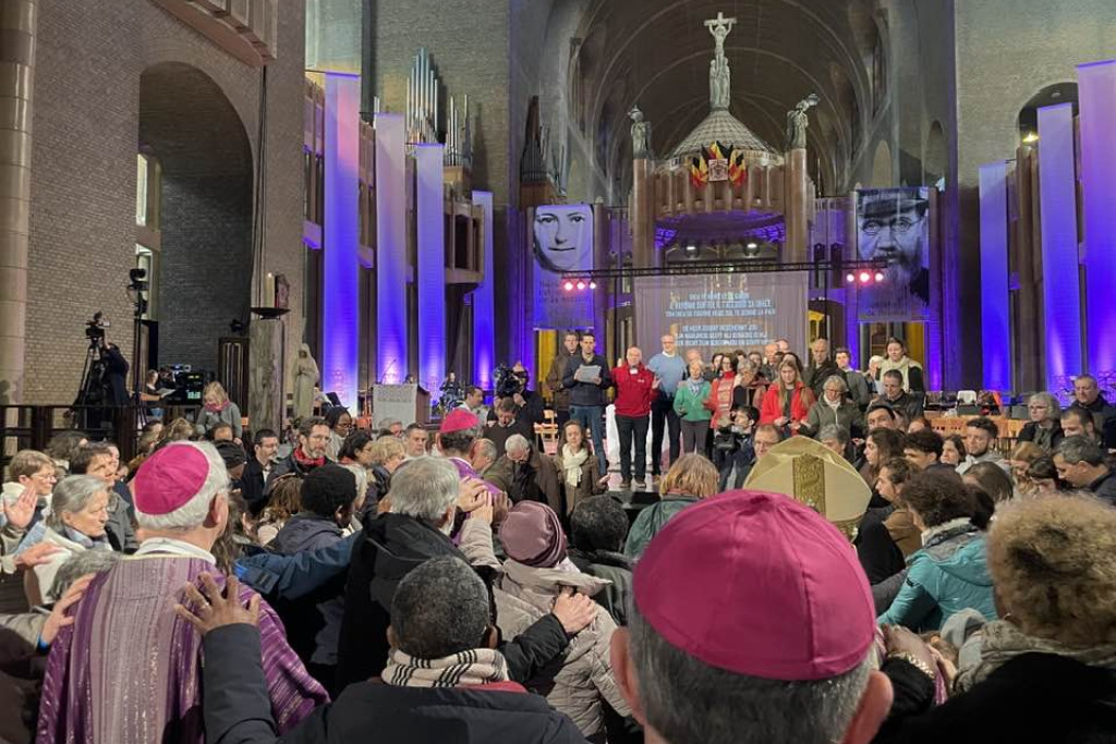 Deelnemers van het missiecongres bidden voor de bisschoppen.