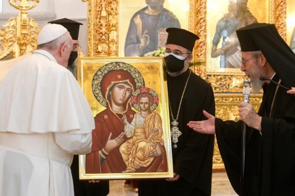Paus Franciscus krijgt een Madonna met Kind-icoon van de Cyprische metropoliet Chrysostomos ten geschenke