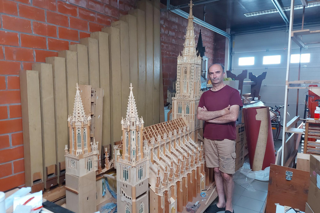 Miniatuur van de Dom van Ulm in Duitsland, met een kerktoren van ongeveer 161 meter hoog en maar liefst 750 treden.
