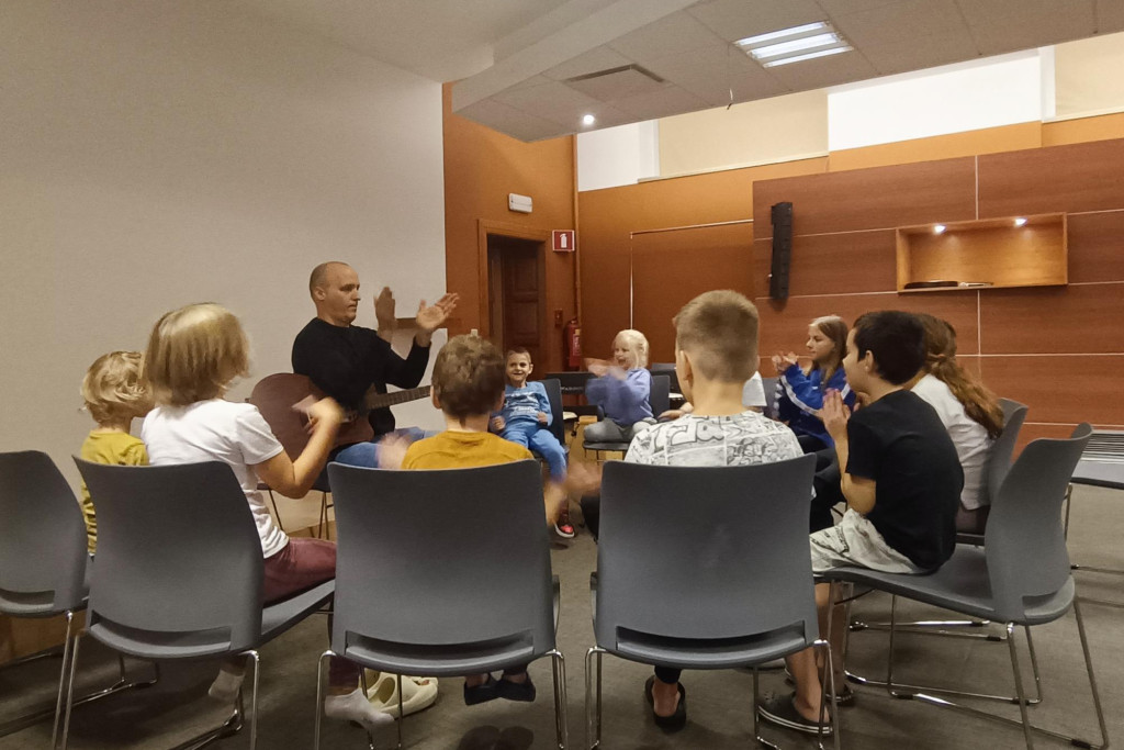 Wekelijks musiceert Thomas Deleu in Sanapolis in Sijsele een uur met vluchtelingenkinderen uit Oekraïne.