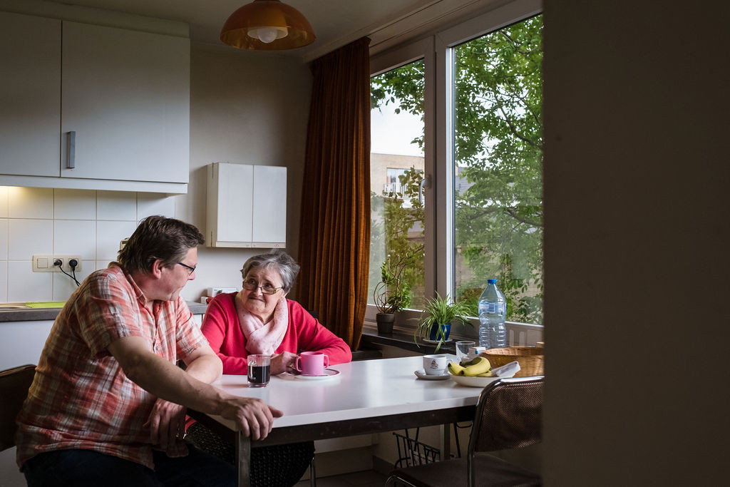 Dominique Ballegeer bezoekt zijn moeder in het sociale woonblok tegenover zijn huis. Dominique Ballegeer bezoekt zijn moeder in het sociale woonblok tegenover zijn huis.