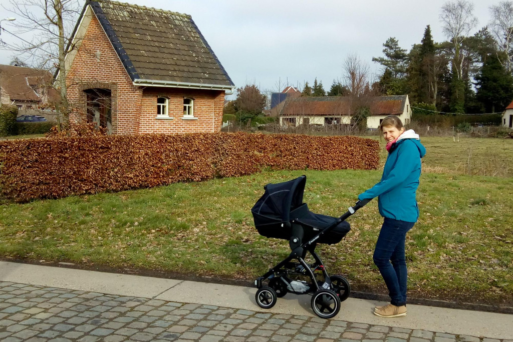 Bénédicte en Aurélie maken een eerste wandelingetje buiten.