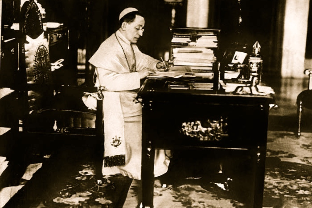 Paus Benedictus XV aan zijn bureau in het Vaticaan. Paus Benedictus XV aan zijn bureau in het Vaticaan.