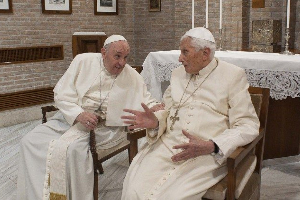 Paus Franciscus met de emeritus paus Benedictus XVI