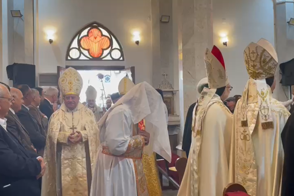 Monnik Jacques Mourad komt gesluierd de H. Geestkathedraal in Homs binnen waar zijn bisschopswijding zal plaatsvinden.