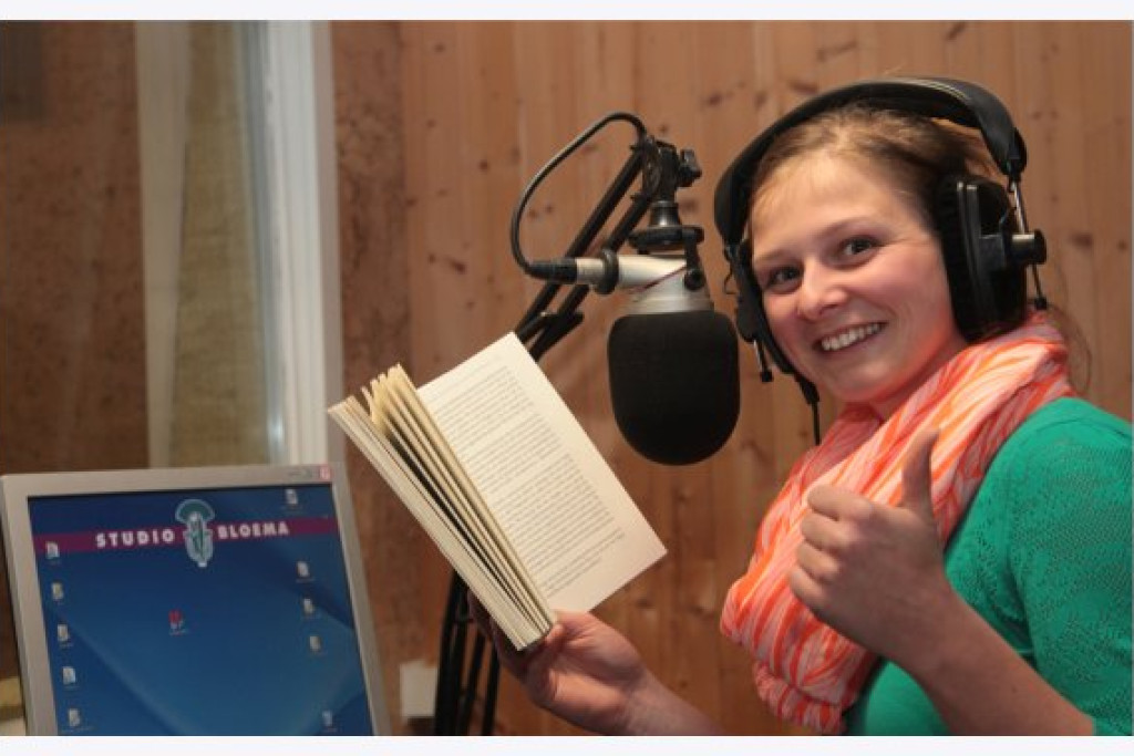 Een medewerkster van Studio Bloema leest een boek in