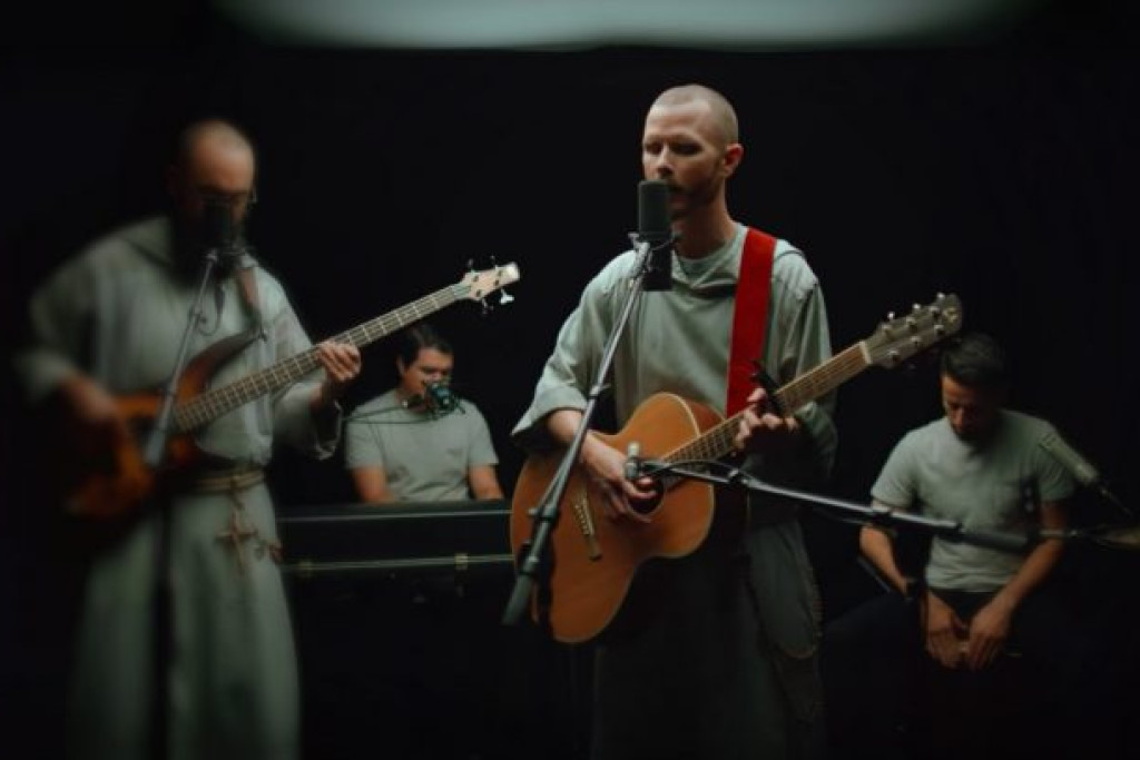 Broeder Isaiah evangeliseert via muziek en hij doet dat goed. Broeder Isaiah evangeliseert via muziek en hij doet dat goed.
