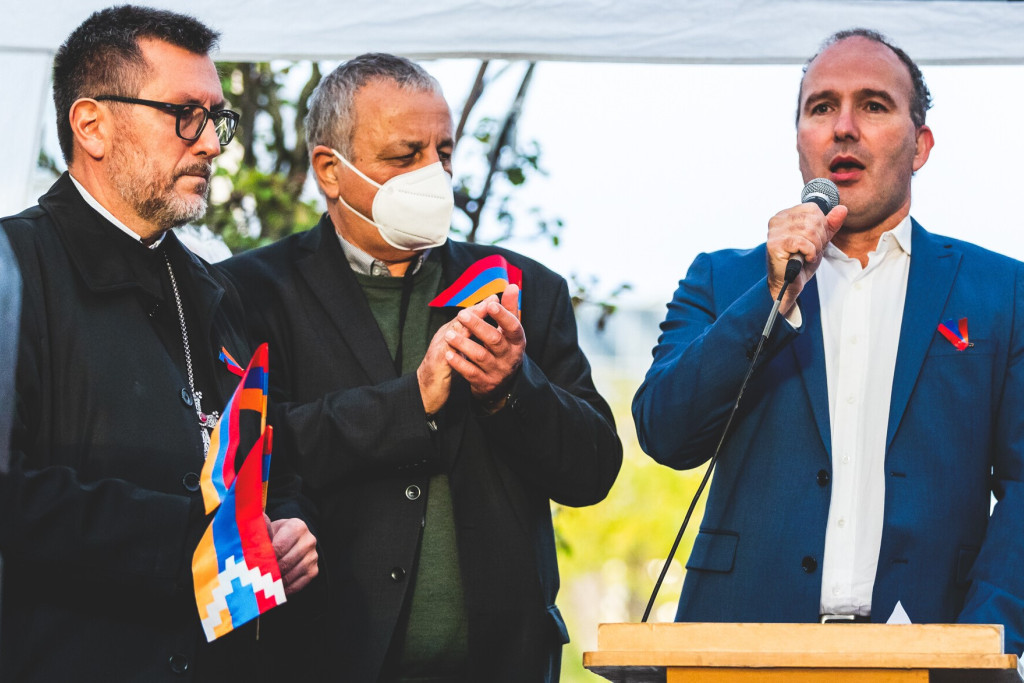 (Van rechts naar links) CAB-voorzitter Nicolas Tavitian, Frans Europarlementslid François Alfonsi (Groen) en Brussels Armeens-apostolisch aartspriester Zadik Avedikian