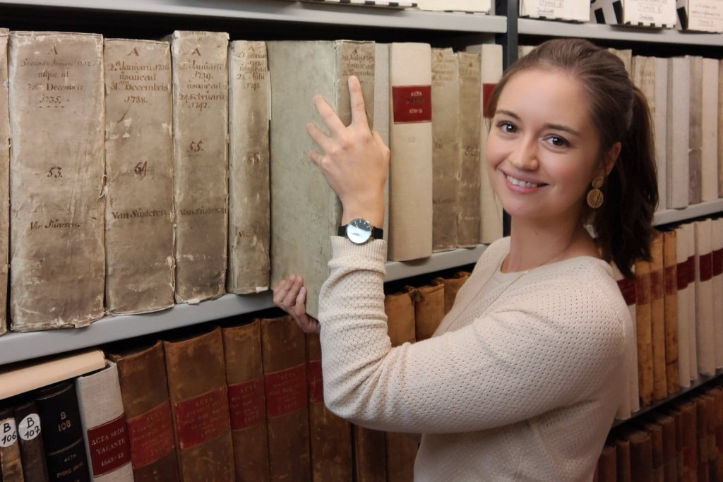 Céline Decottignies, archivaris van het bisdomarchief van Brugge.