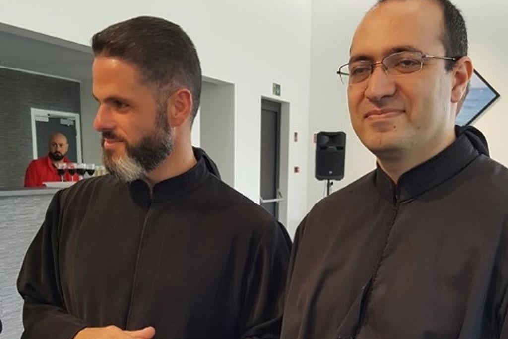 Pater Charbel Eid (links) met zijn opvolger Georges Lichaa als nieuwe prior van het Libanees-maronitische klooster van Saint Charbel in Bois-Seigneur-Isaac