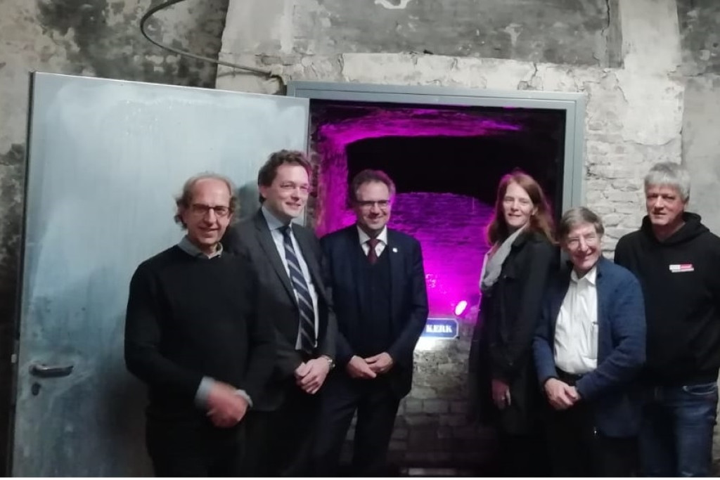 Dirk Arts, Zanzibar / Olivier Lins, voorzitter Kerkfabriek Sint-Carolus Borromeus / Schepen van Toerisme Koen Kennis / Schepene van Cultuur en erediensten Caroline Bastiaens / Pastoor van Sint-Carolus Borromeus Rik Hoet / Erwin Lauriks, Werkmmaat VZW