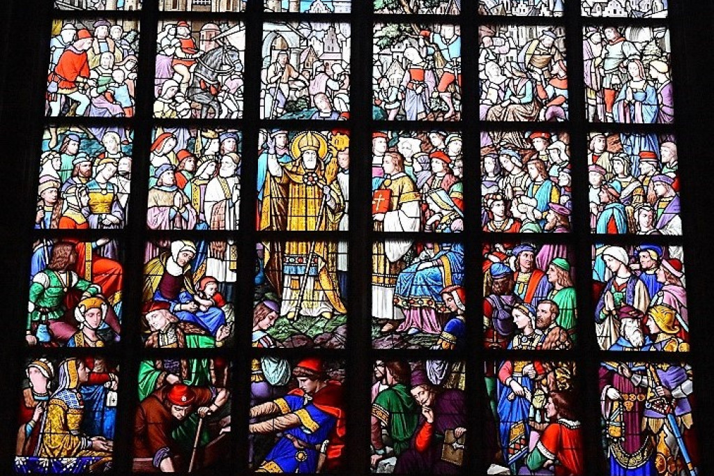 Het negotische glasraam 'Sint-Amandus komt in Antwerpen het christelijke geloof verkondigen' uit 1872 (van Edouard Didron) in de Sacramentskapel van Antwerpen schept een heel idealistisch beeld van de zevende-eeuwse missioneringsactiviteit