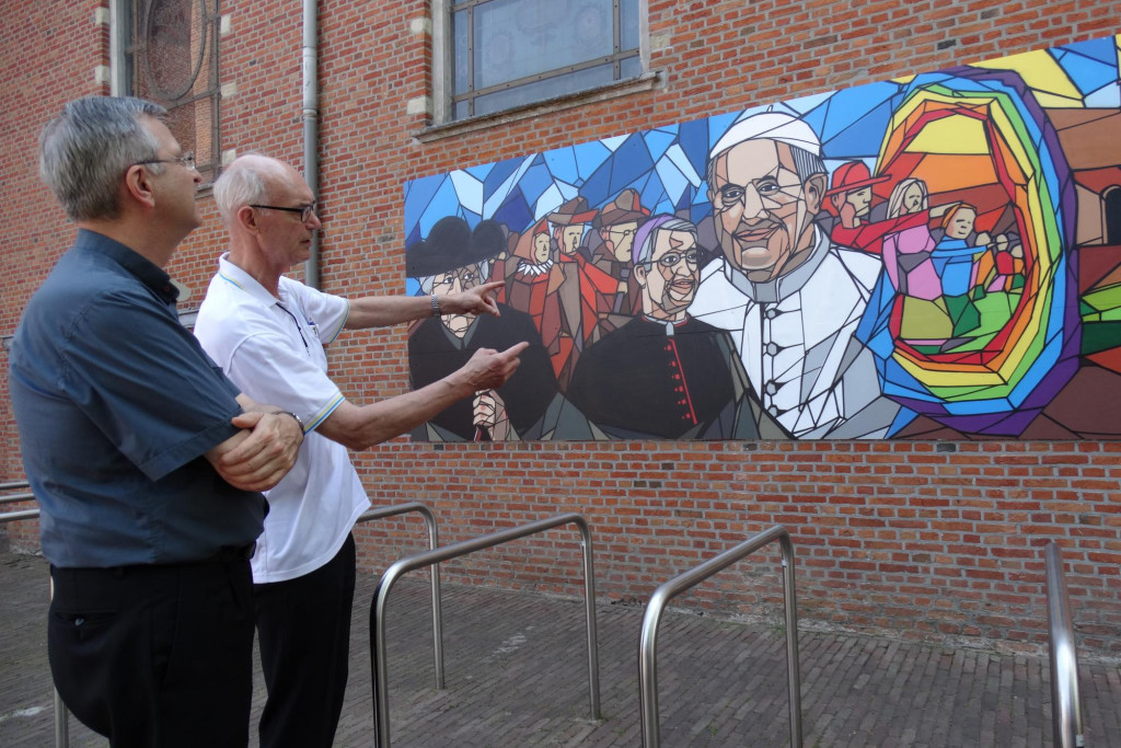 Bisschop Bonny en pastoor Kempenaers bekijken het kunstwerk