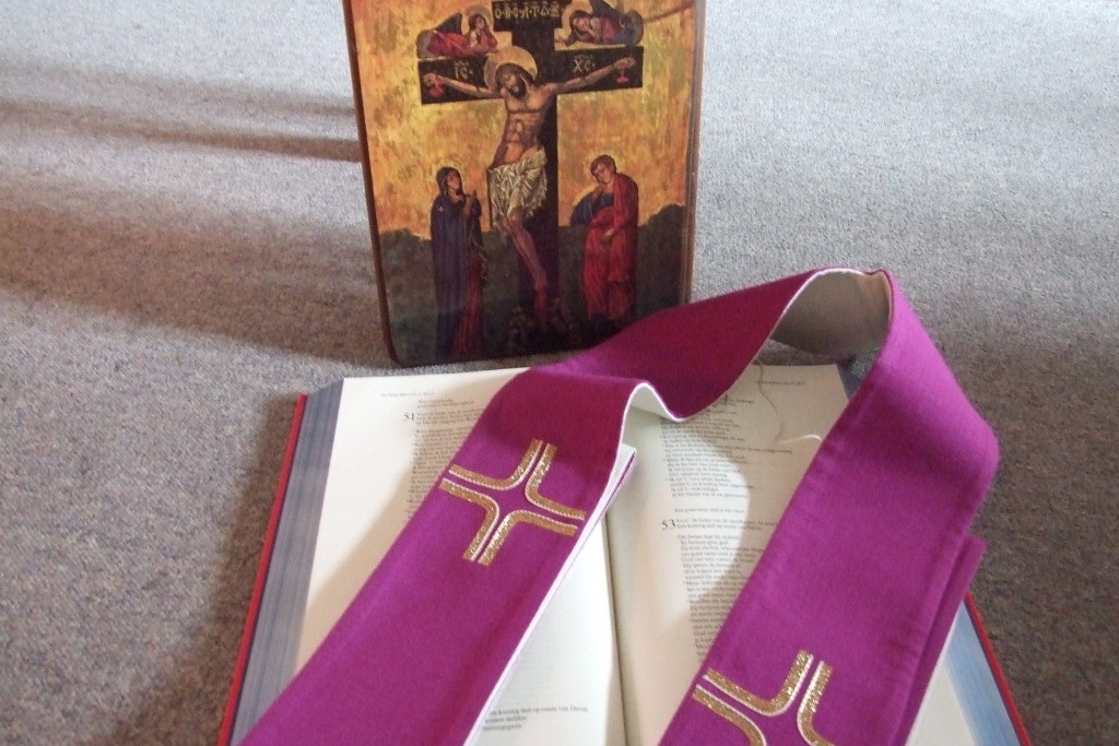 Het sacrament van de verzoening vindt tegenwoordig vaak plaats aan een tafel bij een icoon, een Bijbel en een kaars. De priester doet de paarse stola om.