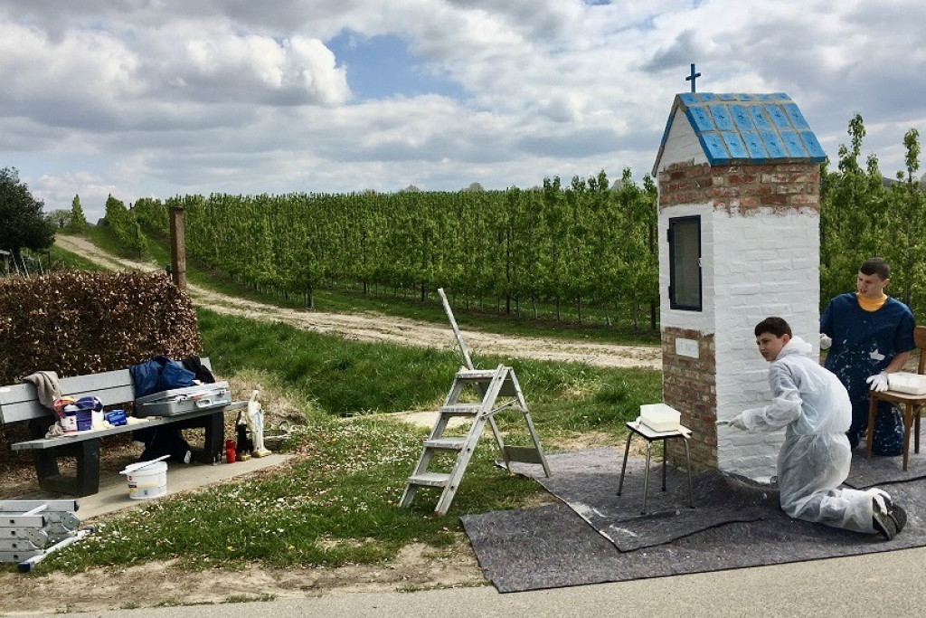David (12) en Heorhii (17) Pkhakadze doen de Mariakapel in Mopertingen weer stralen.