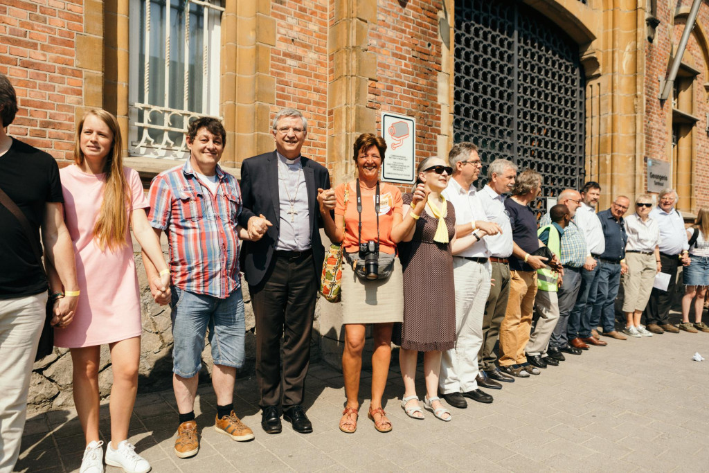 Aalmoezenier Donatienne de Borman en bisschop Bonny omarmen met vele anderen de gevangenis van Turnhout. Aalmoezenier Donatienne de Borman en bisschop Bonny omarmen met vele anderen de gevangenis van Turnhout.