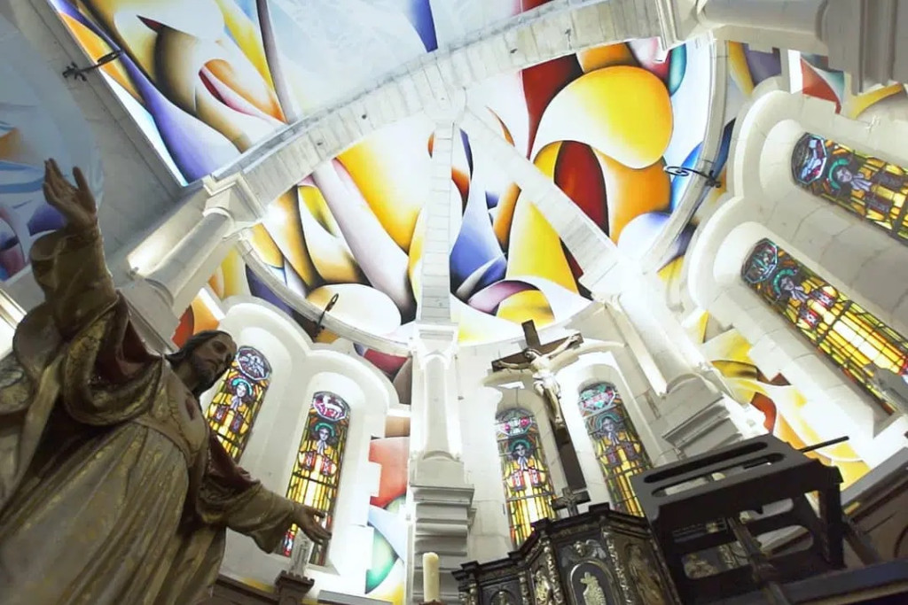 Amaury Dubois mocht het gewelf van de Sainte-Madeleinekerk in Châtelaillon-Plage onder handen nemen. Amaury Dubois mocht het gewelf van de Sainte-Madeleinekerk in Châtelaillon-Plage onder handen nemen.