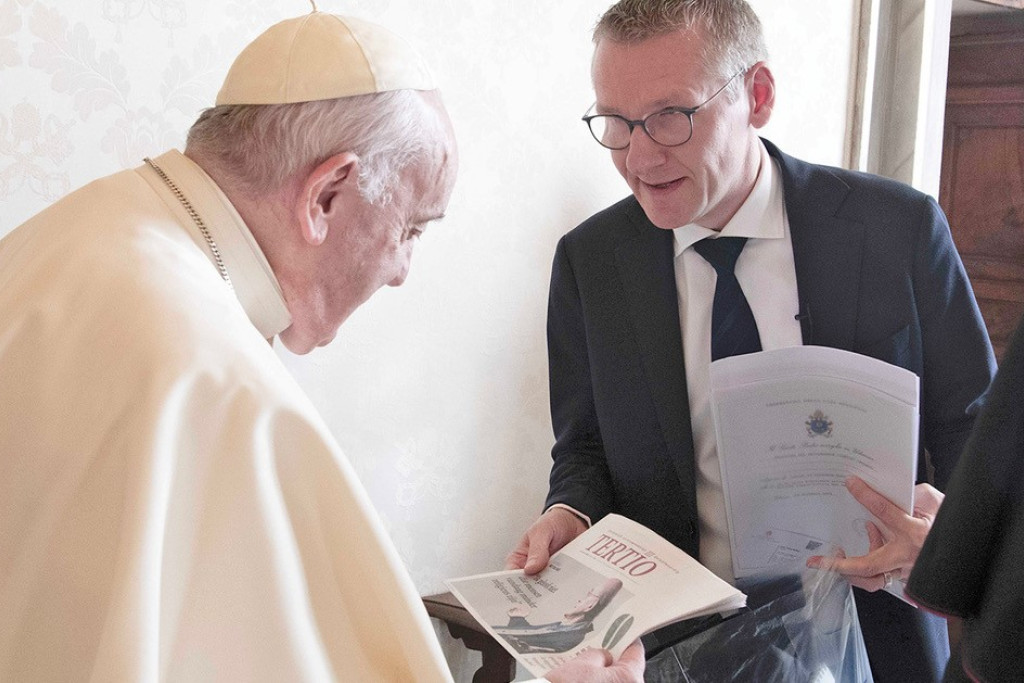 De goede eigenschappen van een journalist zijn volgens paus Franciscus 'luisteren, vertalen en doorgeven, want je moet altijd vertalen, nietwaar? Maar eerst luisteren' 