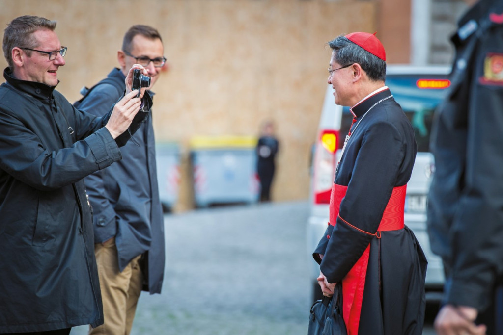 Emmanuel Van Lierde fotografeert de Filipijnse kardinaal Luis Antonio Taggle, pro-prefect van het Dicasterie voor de Evangelisatie
