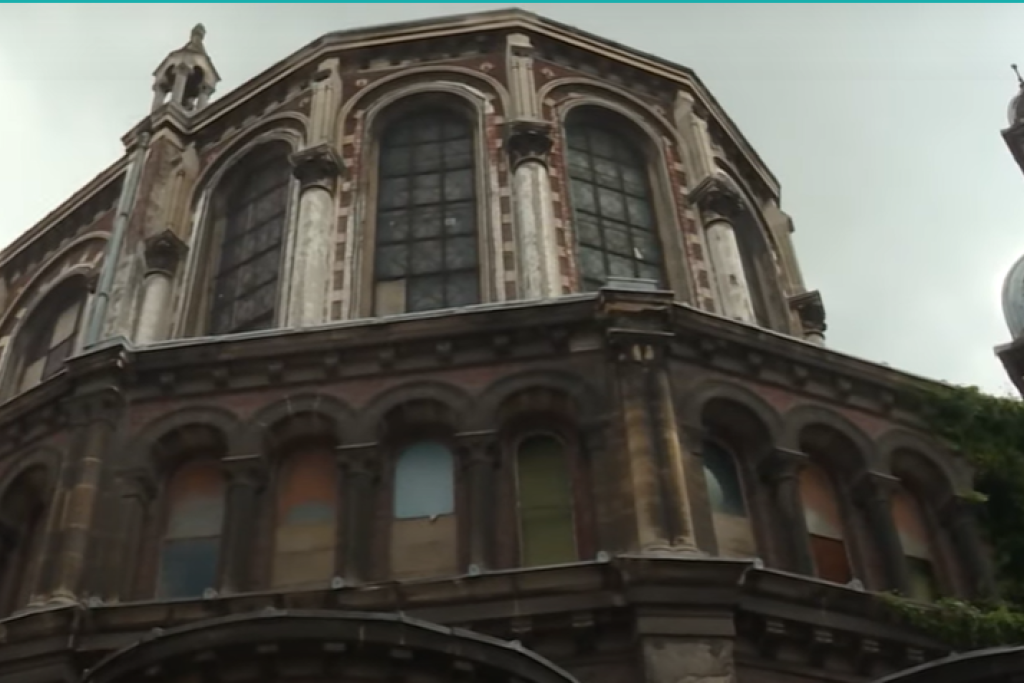 Buitenzicht van de Sint-Jozefkapel van het oude jezuïetencollege in Rijsel