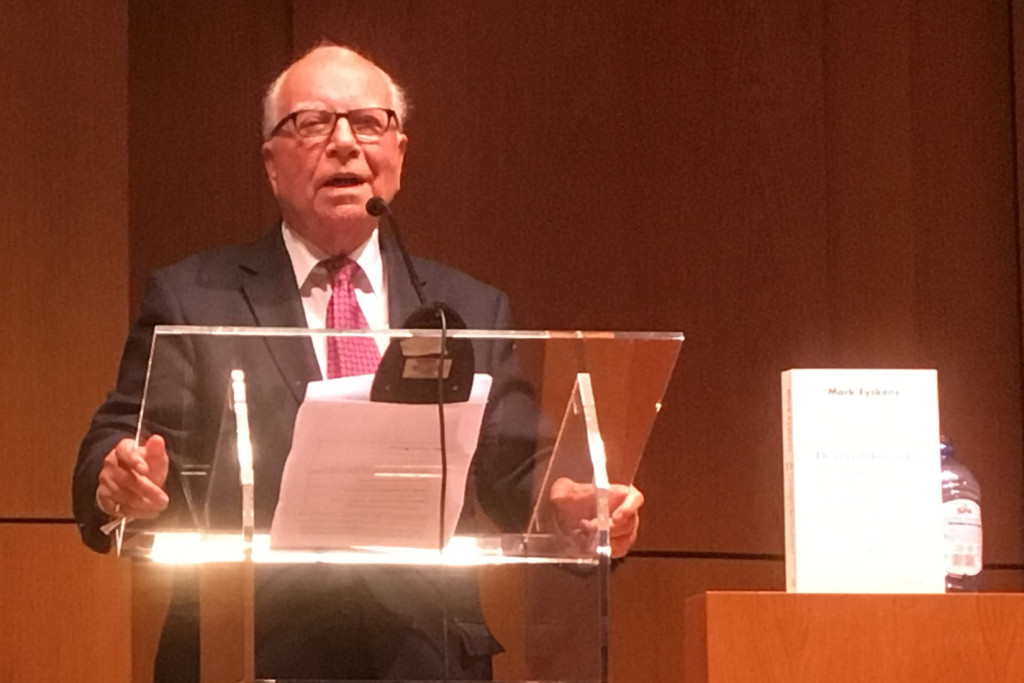 Mark Eyskens bij de presentatie van zijn zestigste boek in het Brusselse Paleis der Academiën 