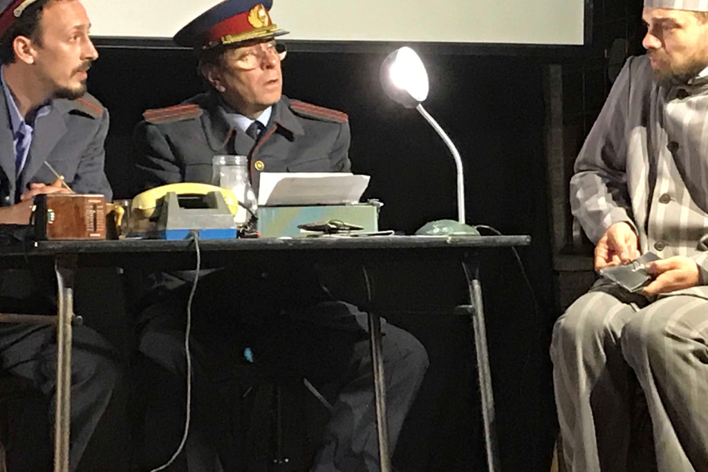 In de Roemeens-orthodoxe kerk van Antwerpen was er een theaterstuk over de slachtoffers van de communistische dictatuur In de Roemeens-orthodoxe kerk van Antwerpen was er een theaterstuk over de slachtoffers van de communistische dictatuur