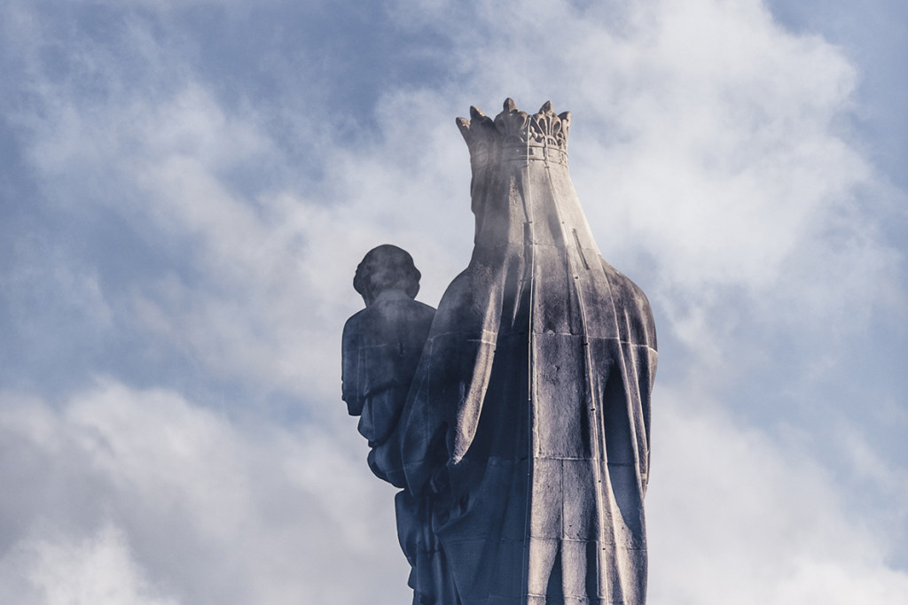 Het indrukwekkende beeld van de gekroonde Maria, dat de Leuvense beeldhouwer Benoît Van Uytvanck voor de abdij van Keizersberg in Leuven maakte 