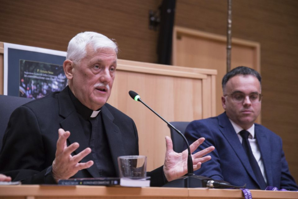 Generaal-overste Arturo Sosa Abascal bij de presentatie van 'Op weg met Ignatius', het interviewboek met journalist Darío Menor, waarvan de vertaling door Halewijn werd uitgegeven