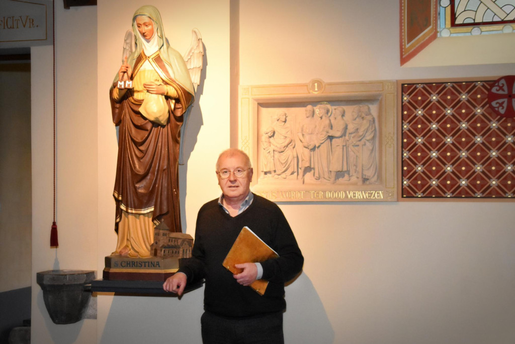 Rob Vandueren, initiator van het Christina-project, bij het beeld van de heilige Christina in de Sint-Odulphuskerk in Borgloon.