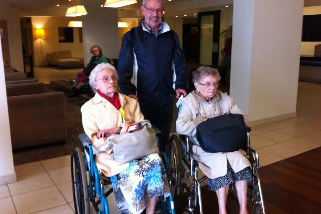 Luc Bulckens gaat al vele jaren mee als brancardier op Lourdesbedevaart Luc Bulckens gaat al vele jaren mee als brancardier op Lourdesbedevaart