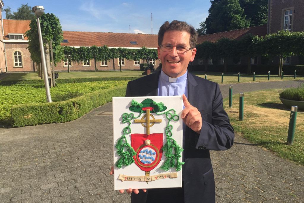Bisschop Lode Aerts met het geschenk van jongeren uit De Zande.