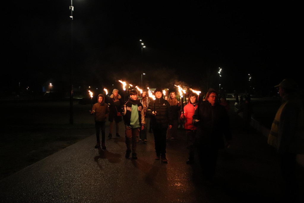 Honderden jongeren stapten met fakkels door Tongeren