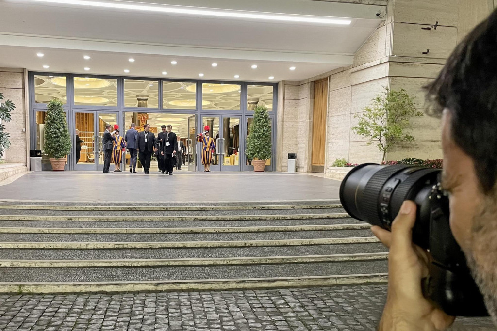 Woensdagavond: de synodeleden verlaten de Paulus VI-zaal. De 'Brief aan het Volk van God' is goedgekeurd. Woensdagavond: de synodeleden verlaten de Paulus VI-zaal. De 'Brief aan het Volk van God' is goedgekeurd.